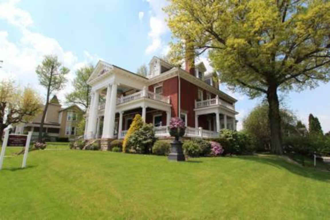 South Broadway Manor B&B - Near Fallingwater, Ohiopyle State Park, Hiking & Biking Trails Gap Scottdale Exteriör bild
